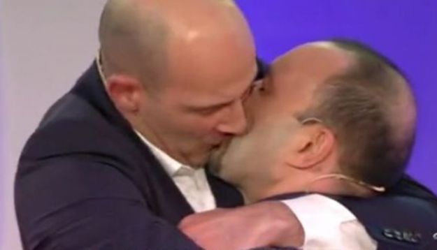 Bacio-gay-Maria-De-Filippi