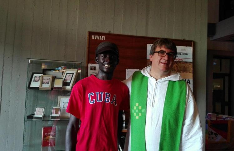 Migranti in piscina: applausi in chiesa per don Biancalani