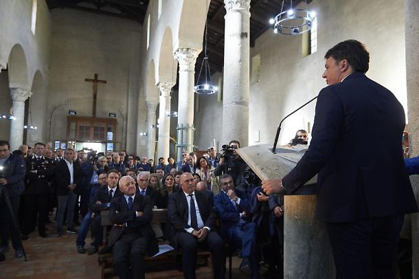 1509029395981.jpg--matteo_renzi__il_comizio_improvvisato_nella_chiesa_a_paestum__il_parroco___non_ne_sapevamo_nulla__siamo_turbati_