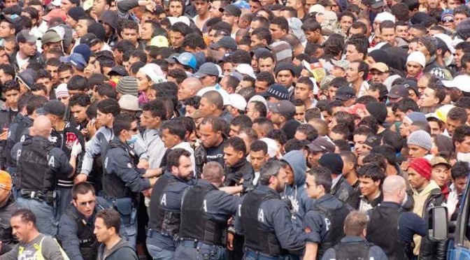 uominiprofughiLampedusaPolicePushNorthAfricans-e1442337710638-672x372