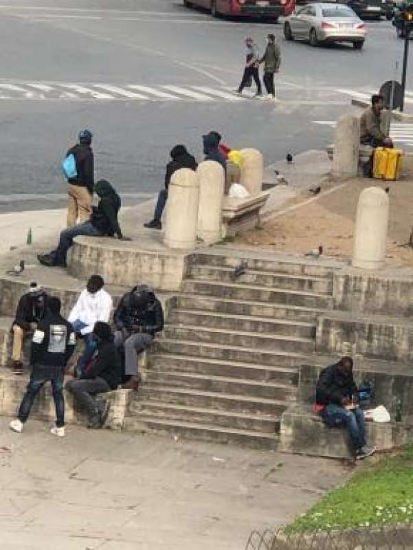 migranti-a-roma-se-ne-fregano-delle-norme-sul-coronavirus-1293040